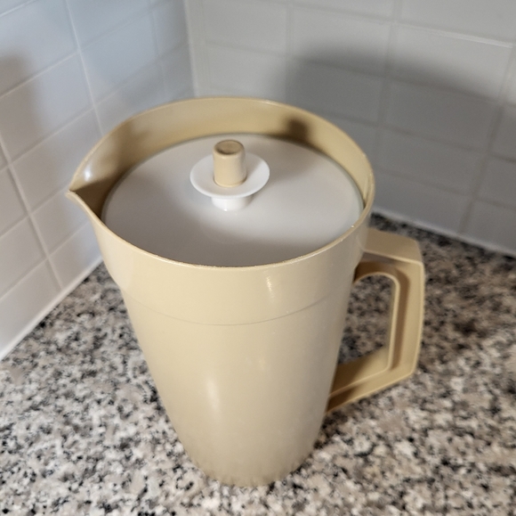 Vintage Beige Tupperware Juice Pitcher White Plunger Lid Collectable 800-1 - Picture 2 of 6